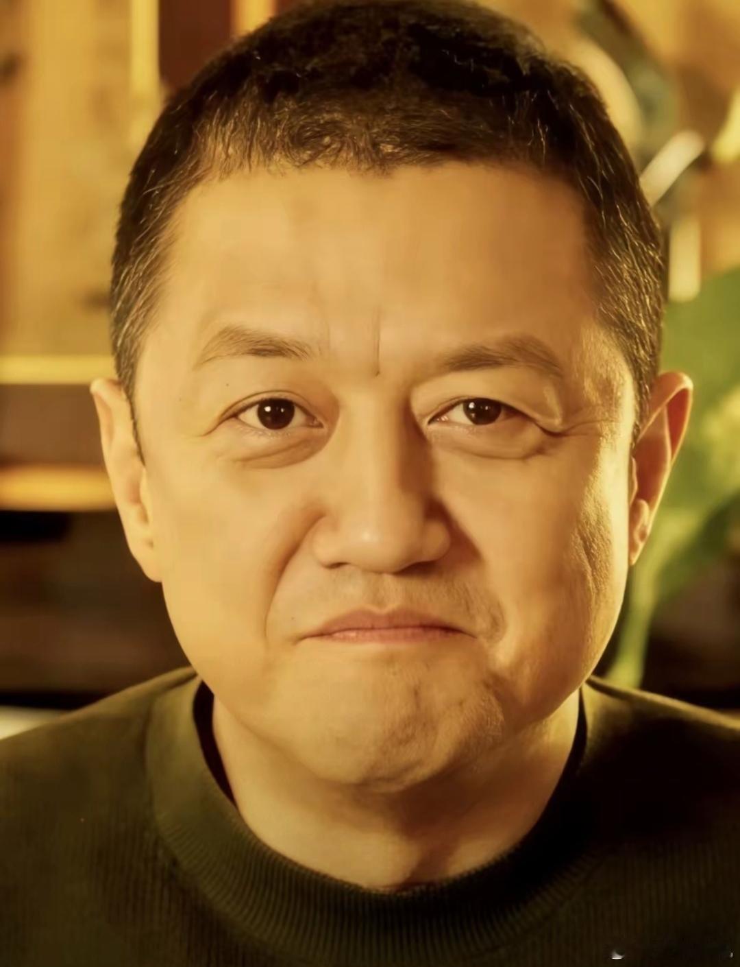 这两天，明眼人都看得出李亚鹏不对劲。流量大得惊人，但他却连直播都不敢开，热度也不