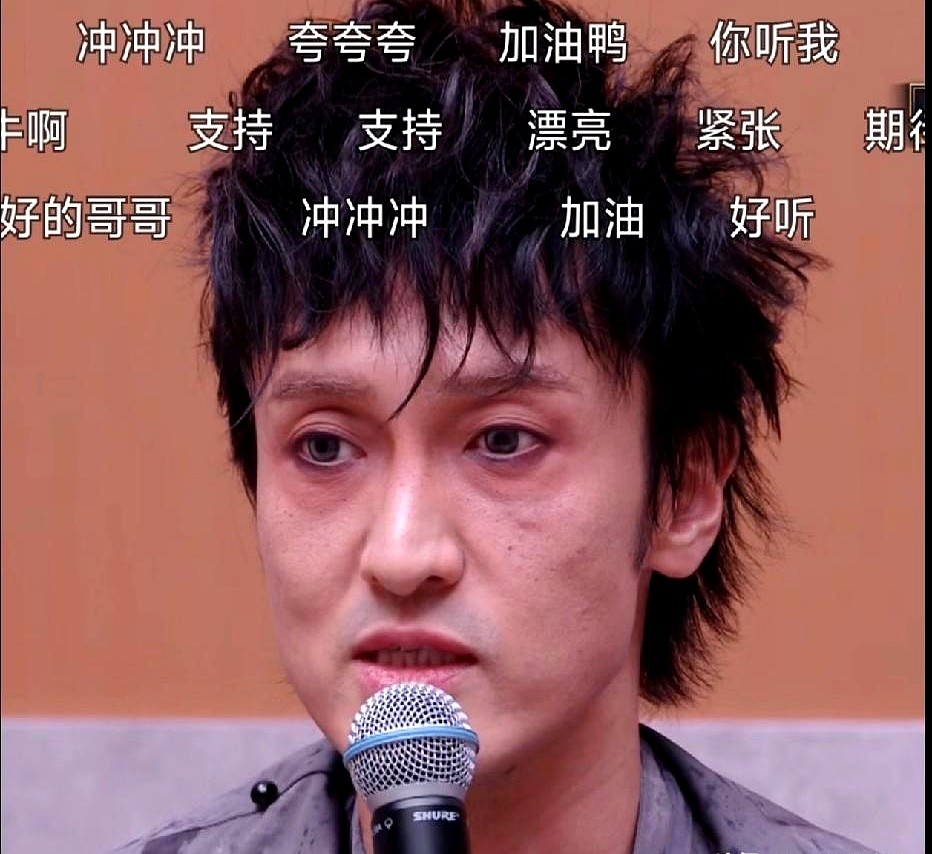 演了再多心狠手辣的大佬，网友一开口还是那句蹩脚的普通话。王传君在银幕上留着长发蓄着胡茬，眼神阴鸷，甚