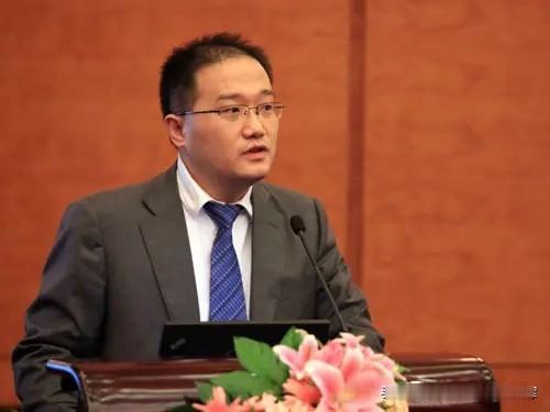 付东是大唐集团原管理干部，照片里的他眉目端正，戴一副眼镜，文质彬彬。五十多岁依旧