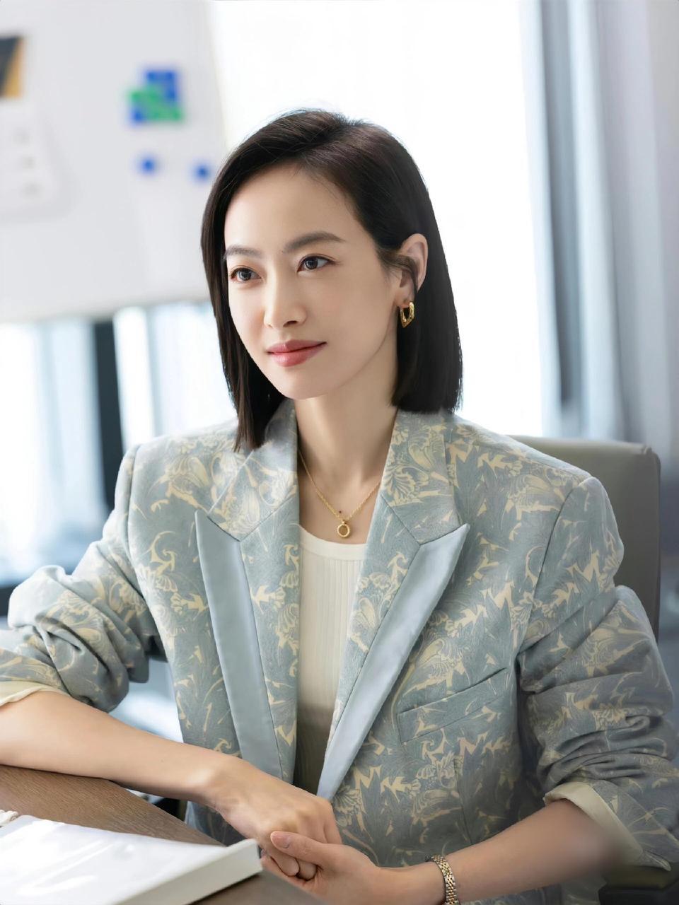 被宋茜的线条感鲨到了秋冬职场穿搭还是得看宋茜，不知道的还以为这是哪个公司空降的