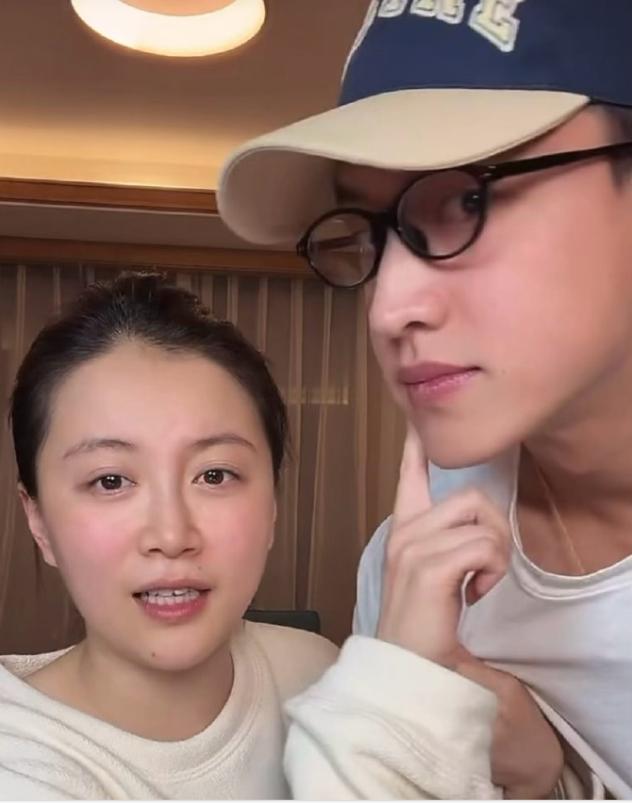 李嘉格真的是太爽利了，主动出击倒追小男友，直播还拉着小男友的耳朵让大家看，被问孩