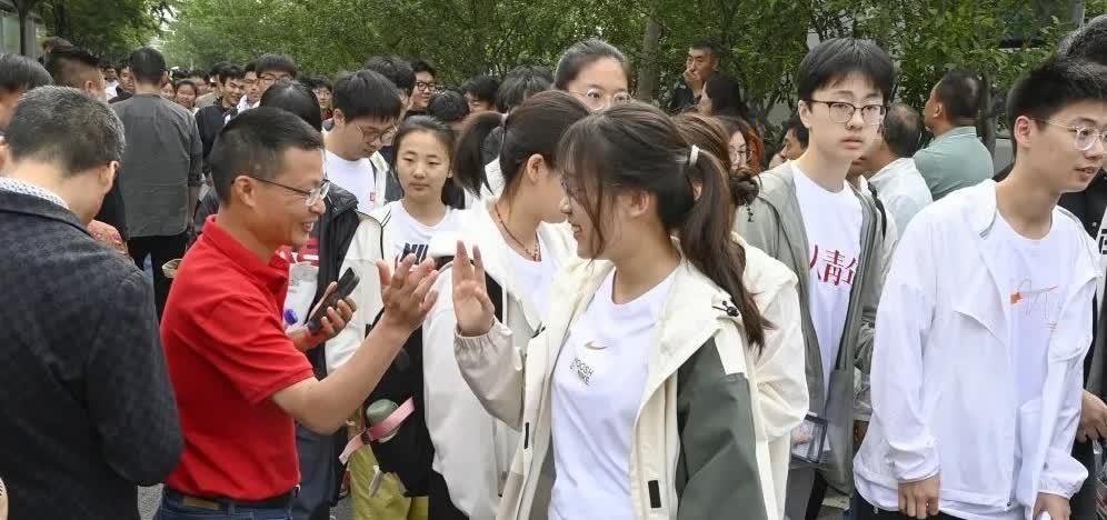 昨天北京人大附中考点外，一考生走出考场见到爸爸，张口就问：“我妈呢？”
