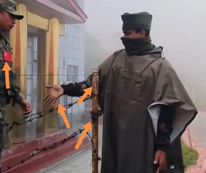 中印边界线上印度士兵手穿过铁丝网向中国军人伸手要食物。说白了，中印边界线上这