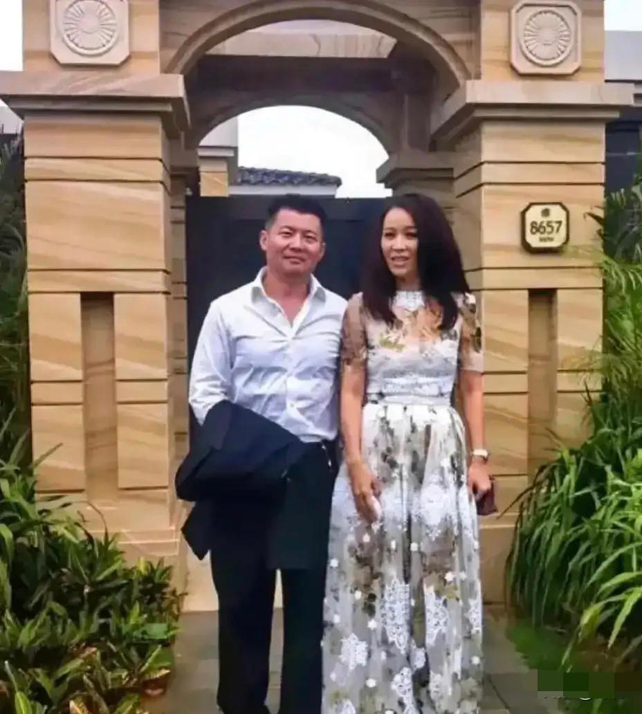 那英与其老公孟桐蛮有夫妻相的，两人很般配那英的老公孟桐一表人才，他1967年