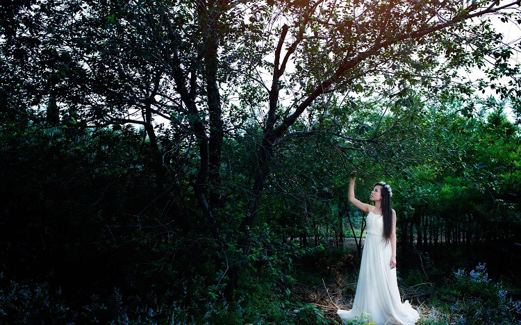 女人对你动情了，往往会有这几个表现：1.不排斥你的暧昧，对你特别心动；2.主