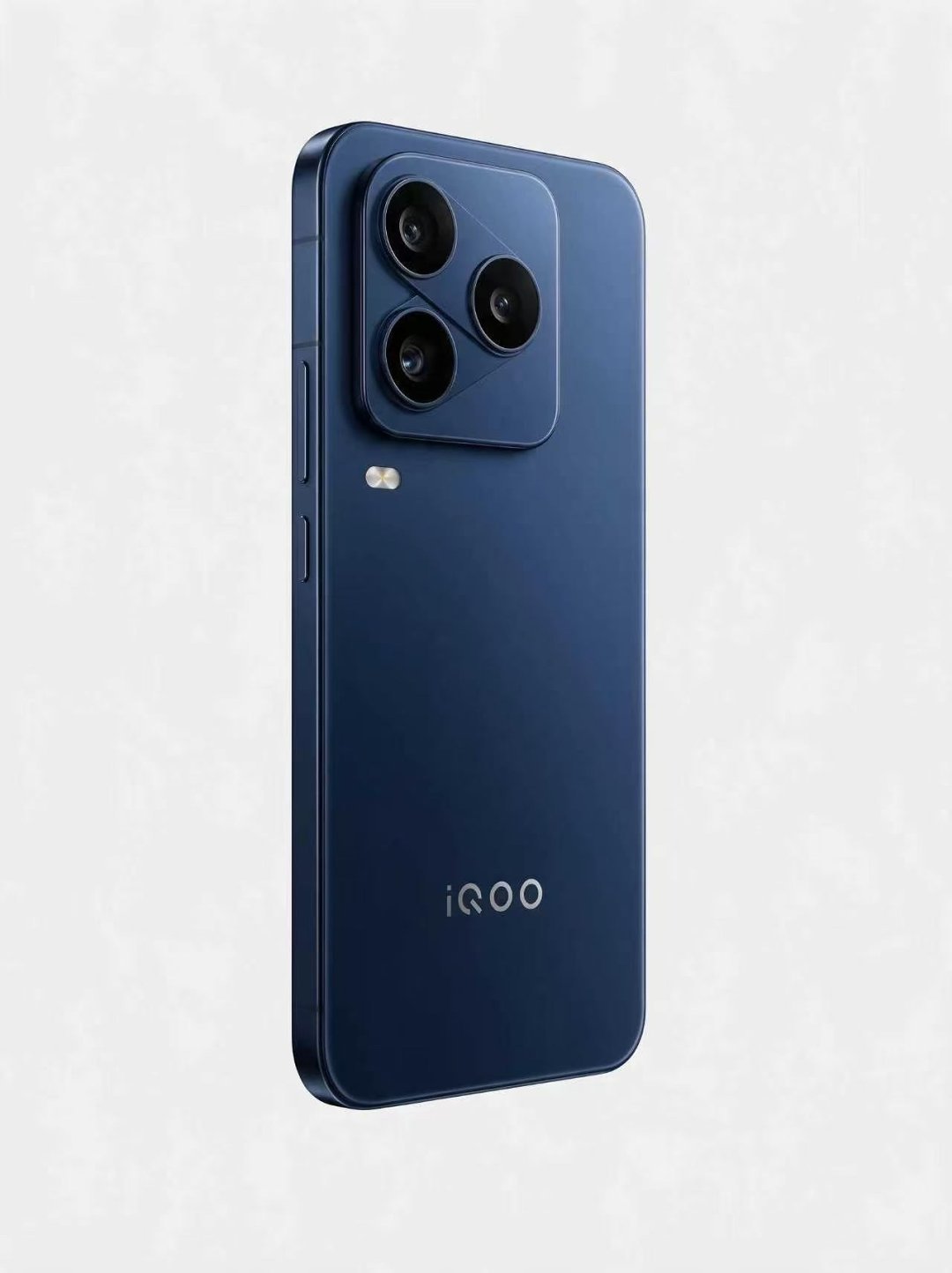 iQOO16今年外观长这样？！白色和深蓝的配色很帅很经典和数码闲聊站之前的爆料