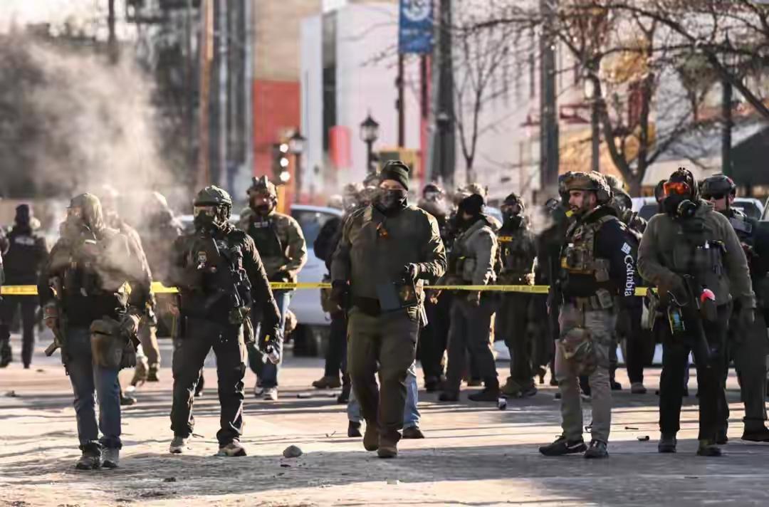 美国彻底乱套！寒潮下ICE血案引爆多方对立政府关门悬了美国这回真是天灾人