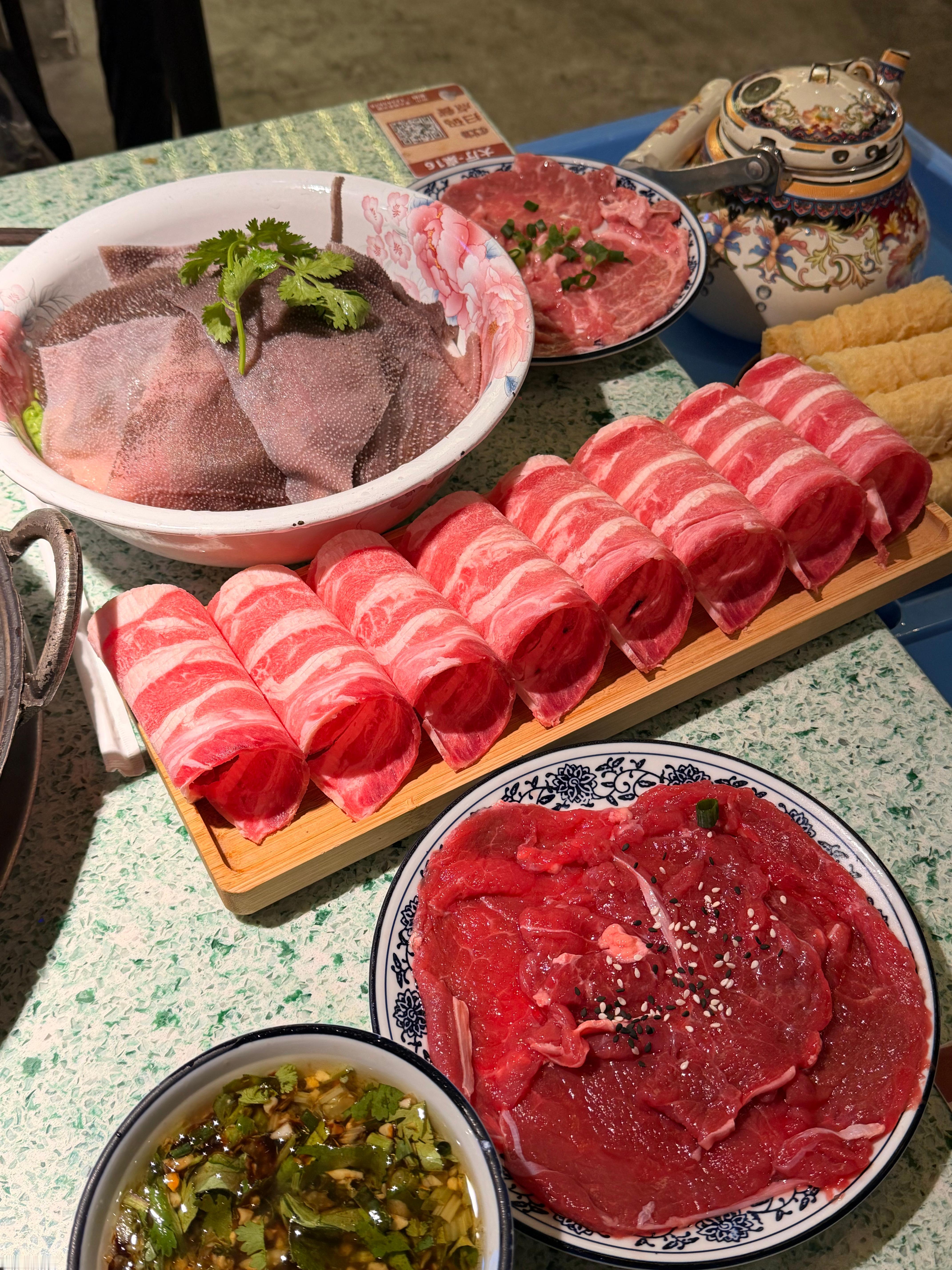 出门吃饭，要么吃高端的餐厅，保证食材新鲜干净卫生，要么便宜的街头小吃解解馋，就怕