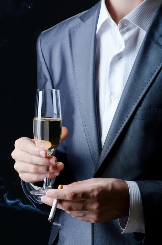 现在的人都戒烟戒酒是为了什么?现在不少人戒烟戒酒，说到底是为了对自己和家人负责