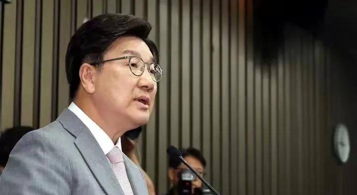 #国民力量党#韩国政坛，国民力量党权性东辞职，亲韩派就掀起了对亲尹派声讨，党的