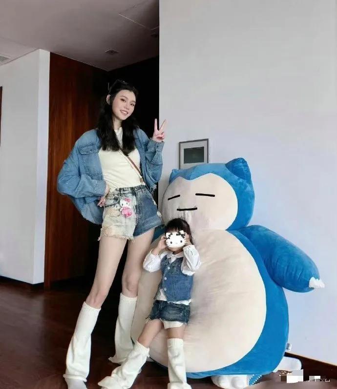 奚梦瑶女儿完美遗传妈妈的长腿基因，小小年纪就展现出优越的身材比例，小腿线条修长惹