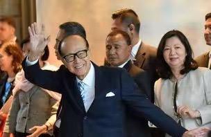 李嘉诚果断大规模抛售英国资产，可能是已经嗅到了不同寻常的危机感！据每日经济新闻2