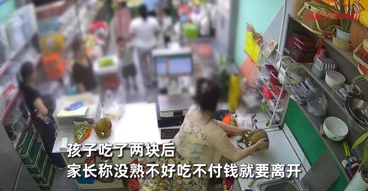 太尴尬了！6月17日傍晚，湖南一家水果店里上演了令人哭笑不得的一幕。三位