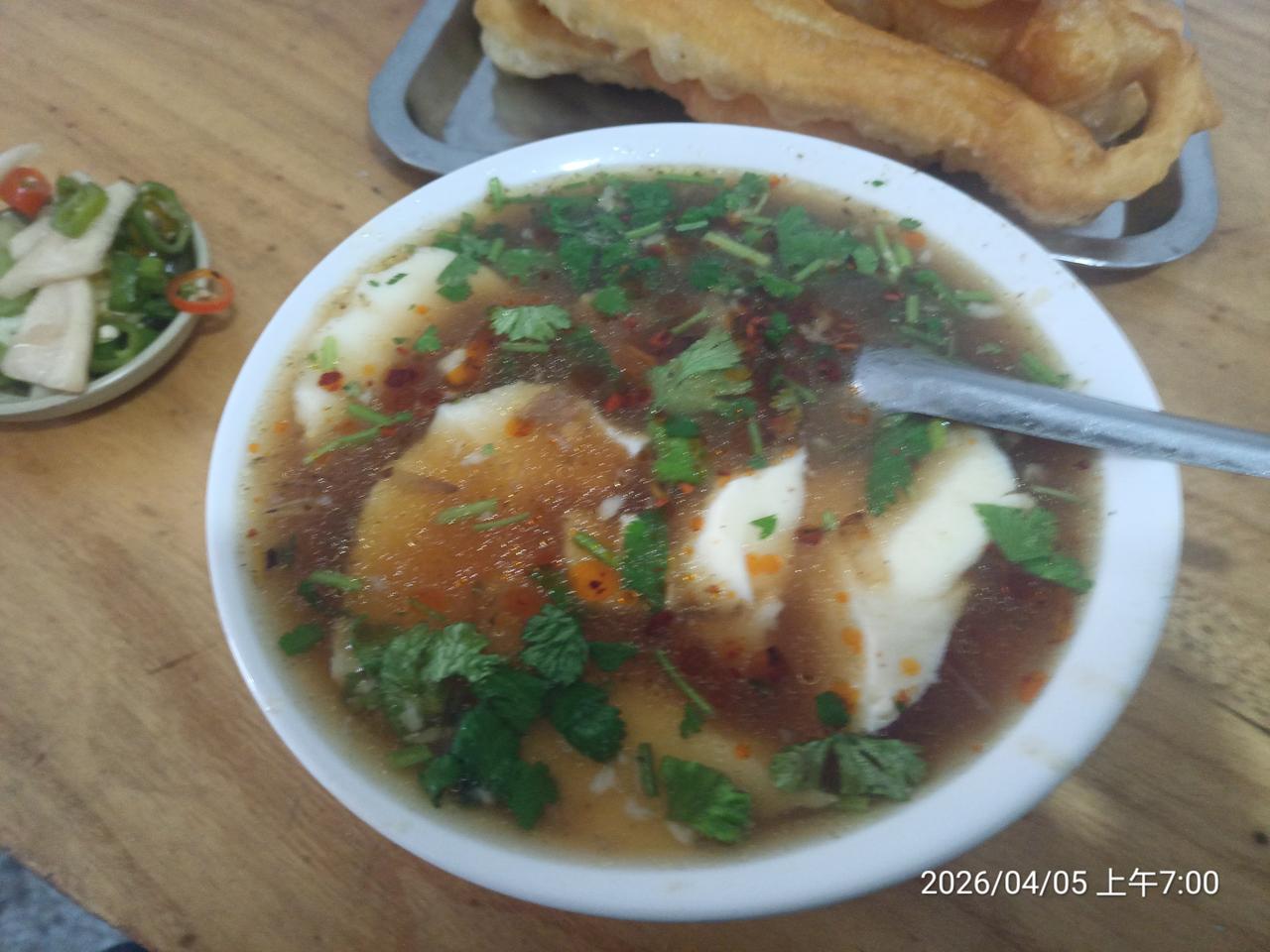 今日份早餐：两根油条，一碗老豆腐，一碟子小咸菜。油条挺脆，就是油太大；老豆腐