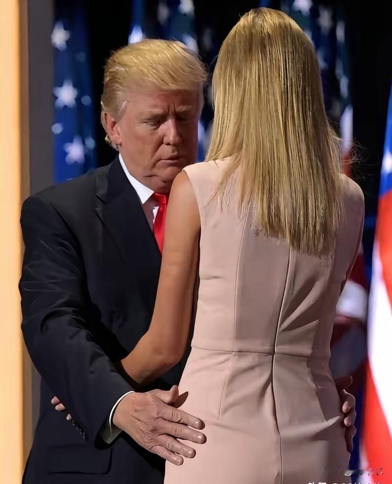 特朗普这老色鬼这哪里是拥抱，分明是一场权力的丈量。特朗普的目光上下逡巡，指尖精准