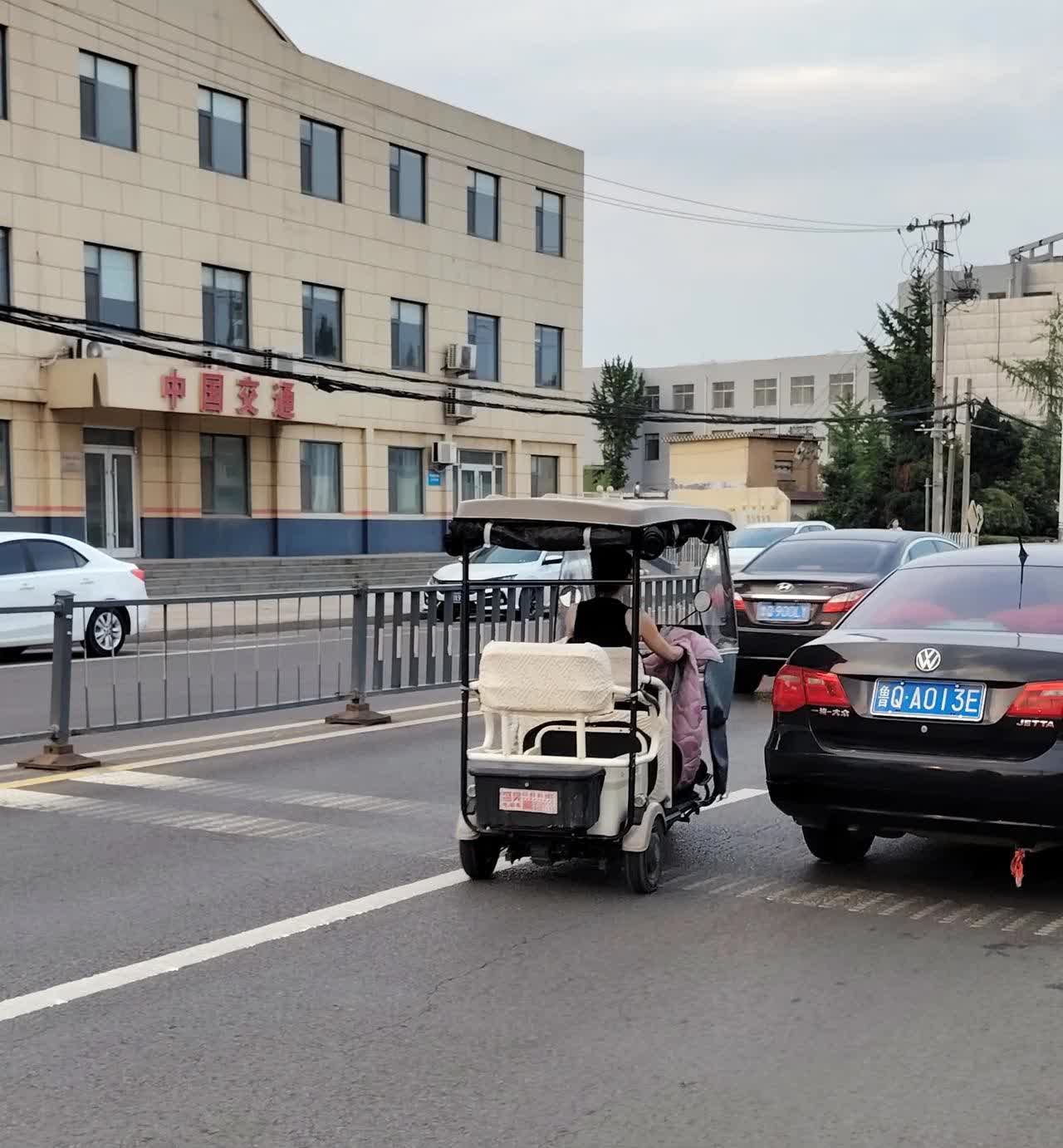 她为什么不坐我的奔驰？路遇一面容姣好、身材火辣、穿着性感的少妇，四个字评价那就是