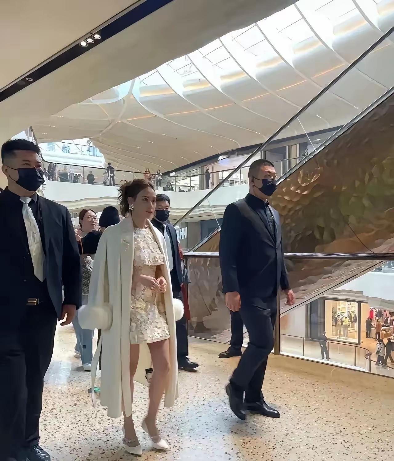 赌王的女儿，何超莲出门逛商场都几个保镖跟着，这场面太霸气了。有钱人真好。