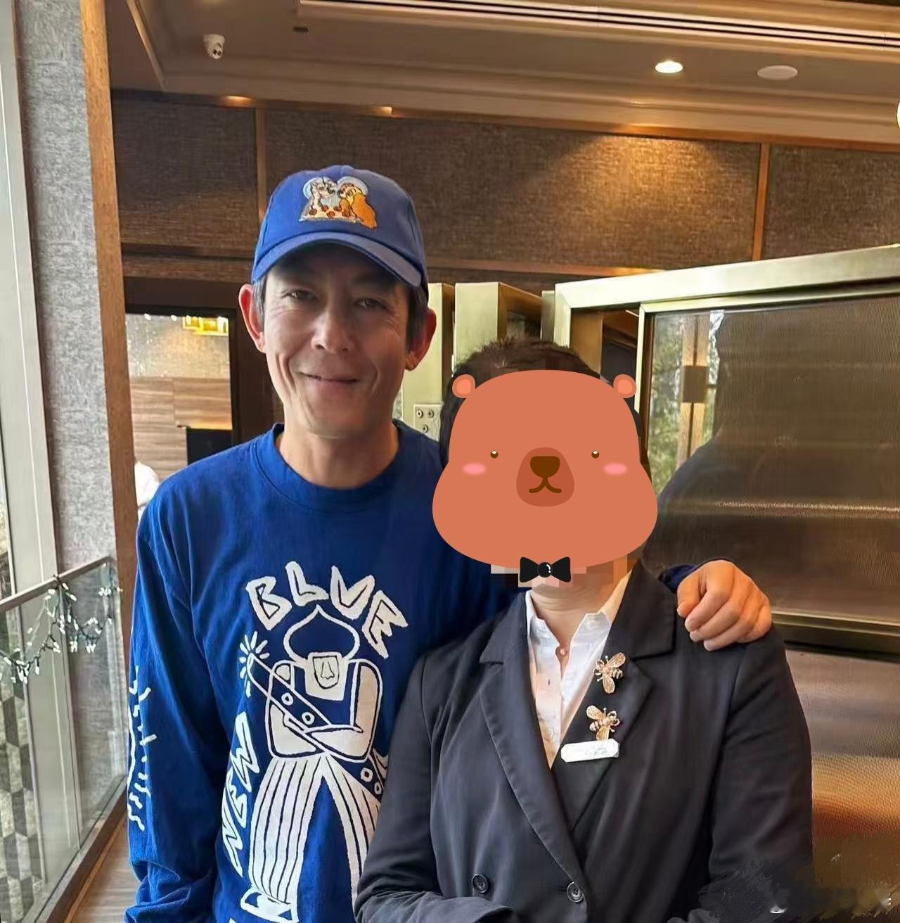 45岁陈冠希在温哥华街头被偶遇，他穿着一身蓝色衣服，打扮年轻，但容颜已老，笑起来