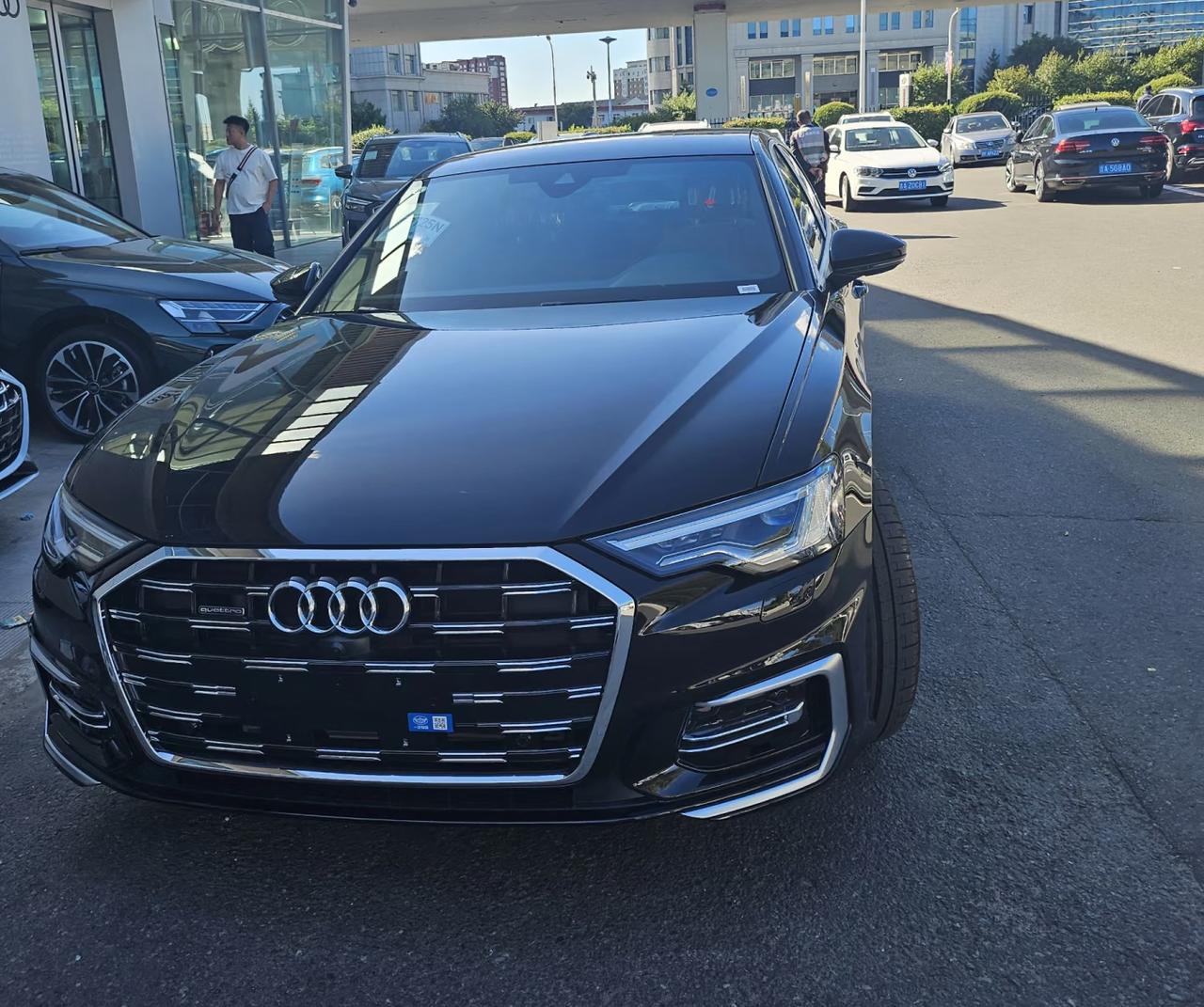 买车时，很多人会在奥迪A6和Q5之间纠结。这两款车都是奥迪的明星产品，但定位和风