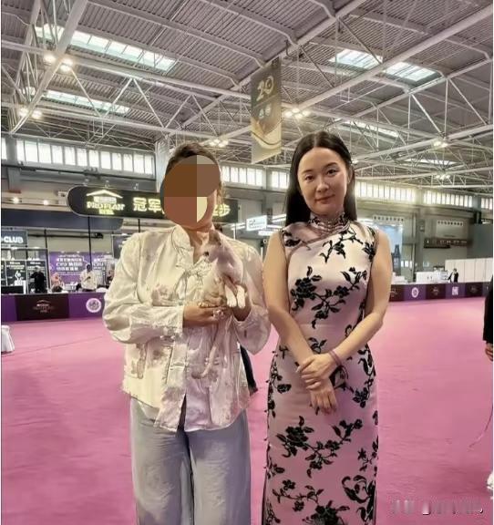 这……这……这是霍思燕？图一几乎认不出来了，胖胖的脸，还有麒麟臂，这个中年发福的