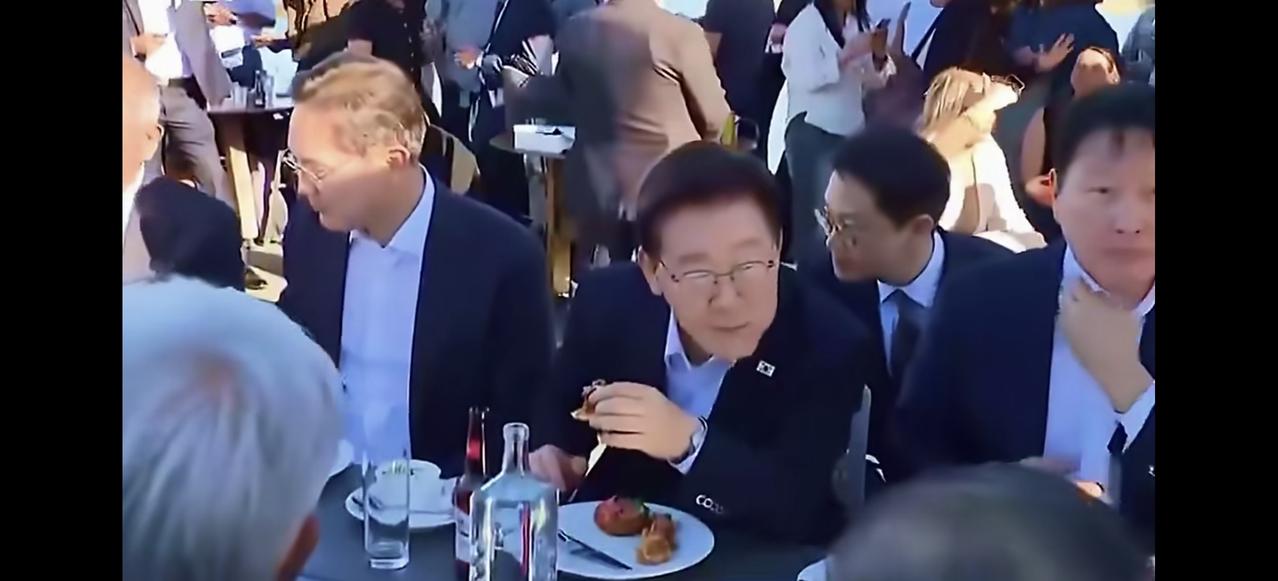 7月24日三星李在镕原来会笑，而且还会给李在明情绪价值，真会来事。在旧金山街头
