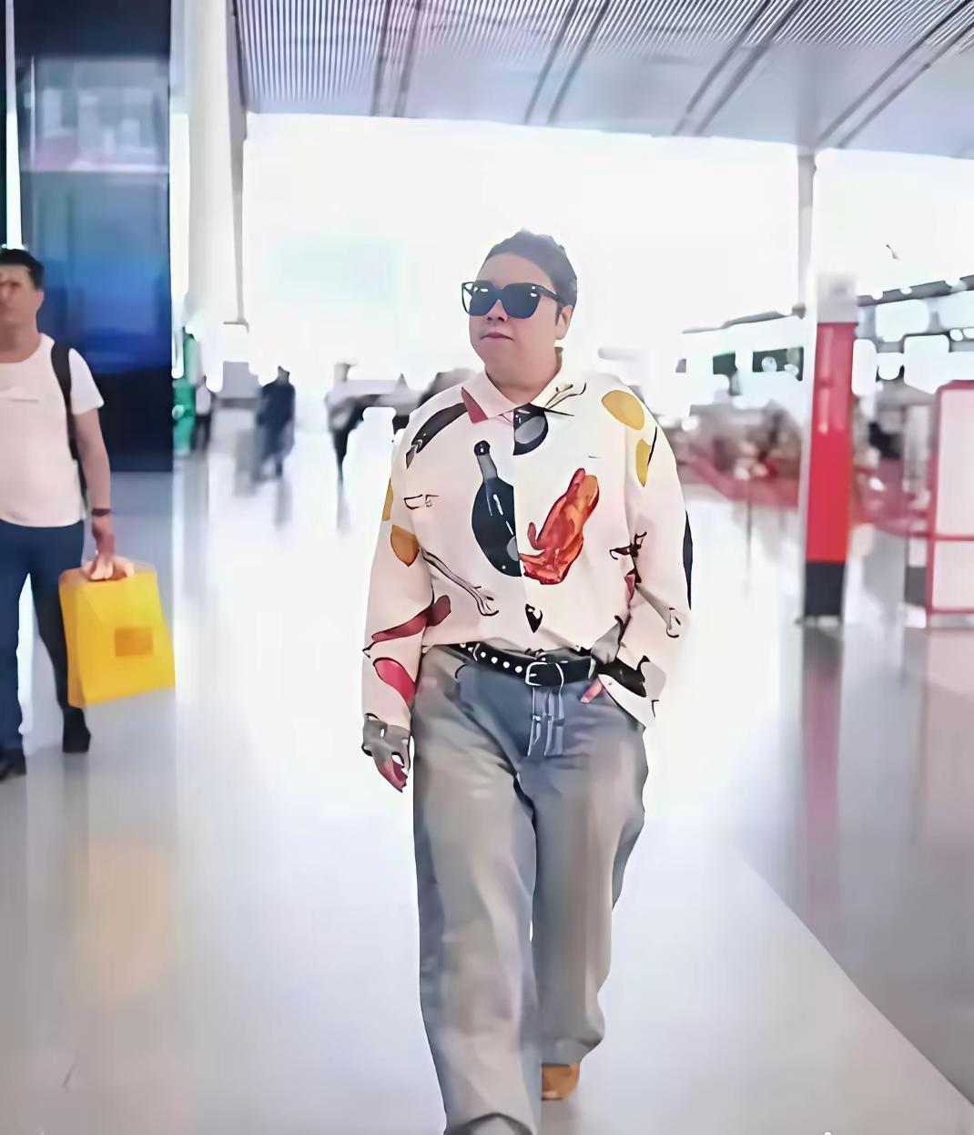 哇哦！你能猜出这个人是谁吗？有网友在机场偶遇了她，她穿着花衬衫配牛仔裤，梳着大