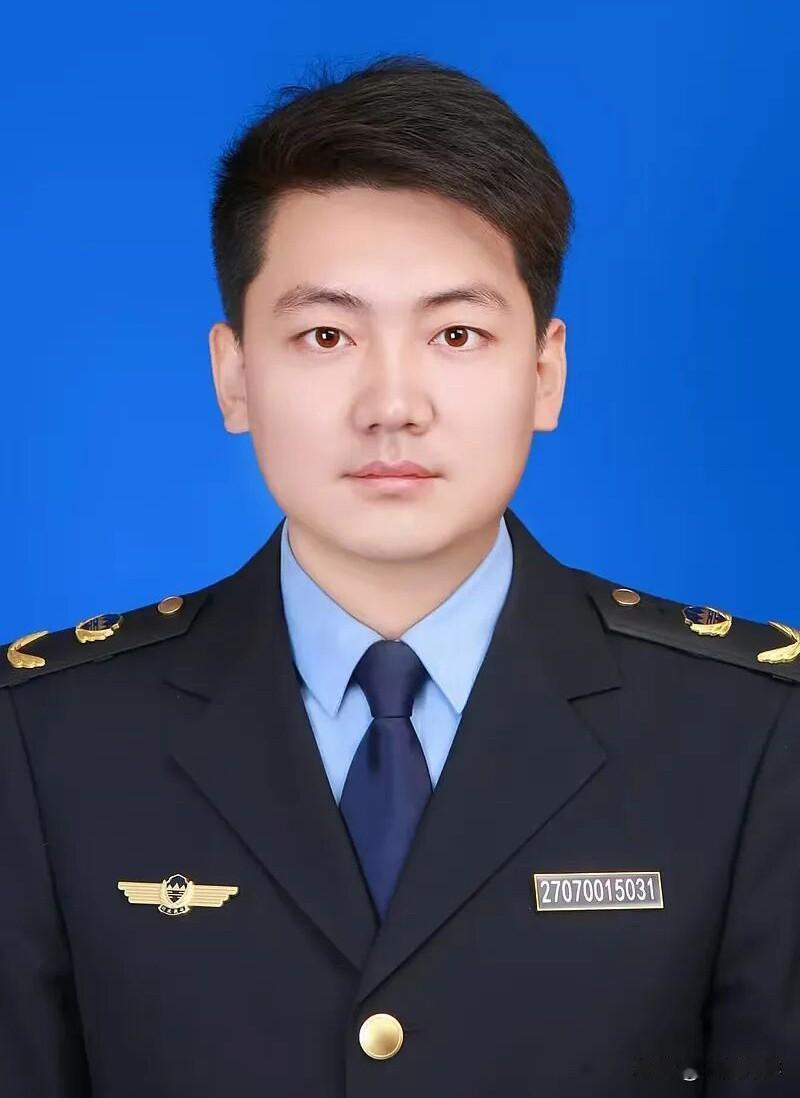 照片中这人在陕西榆林市子洲县环保部门工作，是我的校友，他毕业于湖南师范大学，没想