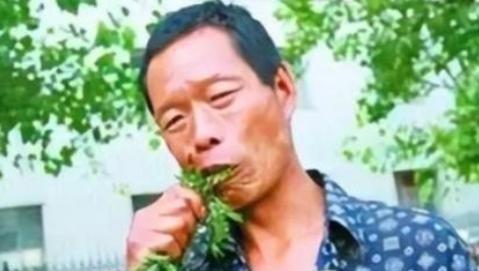 世界之大无奇不有，一重庆男子吃草上瘾，34年吃了40吨草，闻到肉味就想吐，每天就