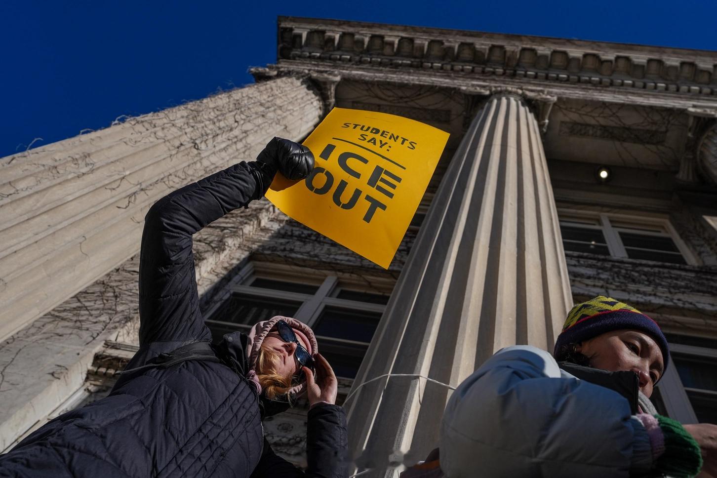 ICE：涉明尼阿波利斯枪击案的联邦特工似乎撒了谎一、ICE官方重大反转ICE