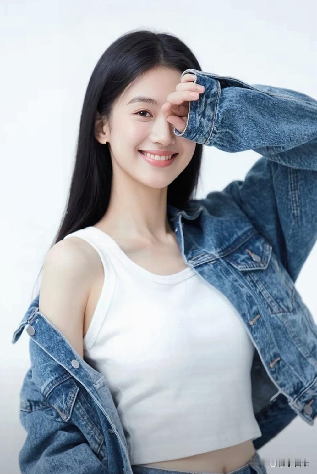 元气少女，牛仔外套+白色背心，元气满满的一天！🌞💕记录生活，随手拍张照随手拍