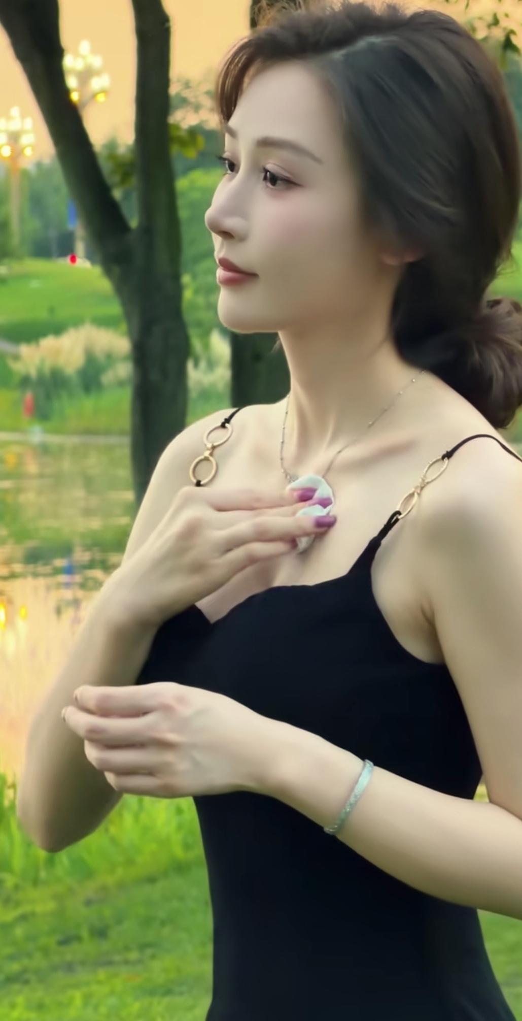 户外走一走，香汗淋漓，天还是热得不行。什么样的女性最有魅力?随手拍什么样的女