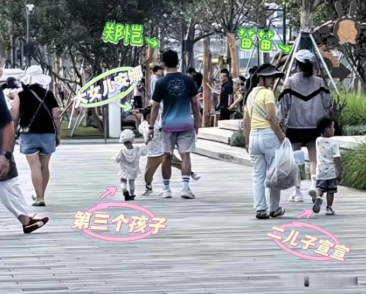 郑恺苗苗带三个孩子逛街！郑恺牵着最小的女儿，苗苗和儿子轩轩一起走着，大女儿安娜开