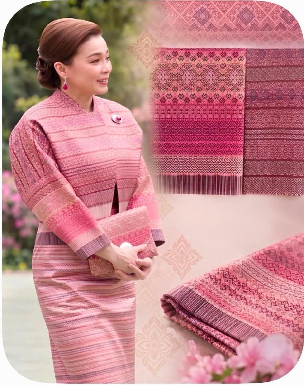 苏提达王后审美高级，粉色礼服仙气飘飘苏提达王后这身打扮真讲究！她穿了一条粉色湄