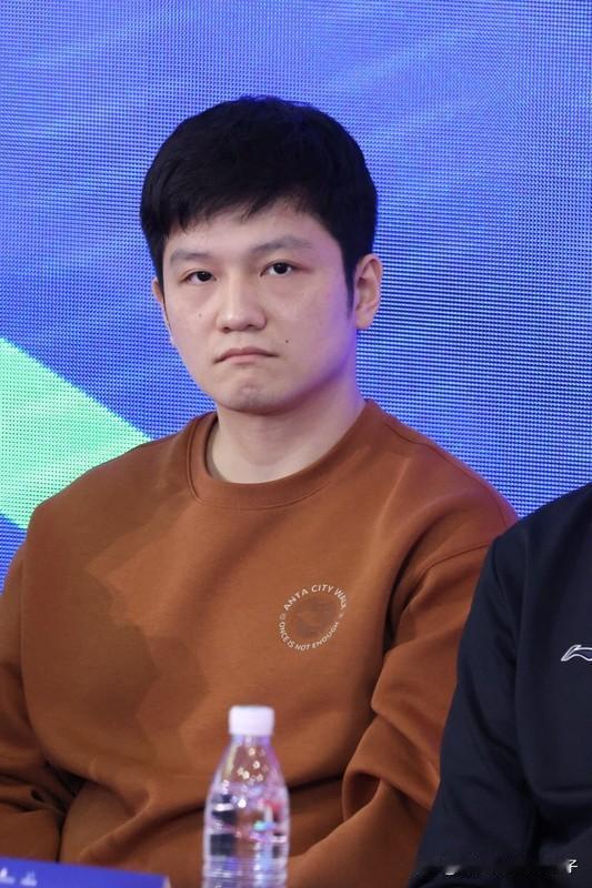 樊振东夺冠后模仿姆巴佩庆祝动作11月16日全运会乒乓球男单决赛，樊振东4-