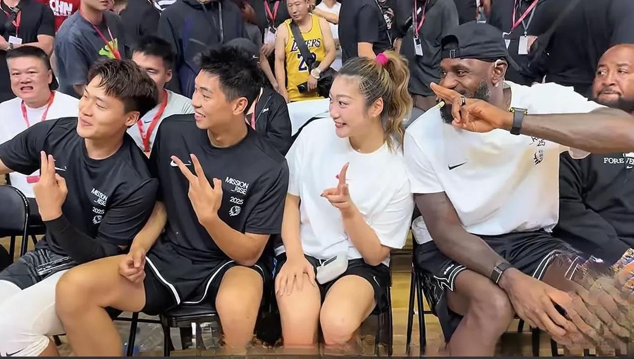 最近NBA明星詹姆斯到成都，可把成都火了一把，很多人也看见了真实的詹姆斯，詹姆斯