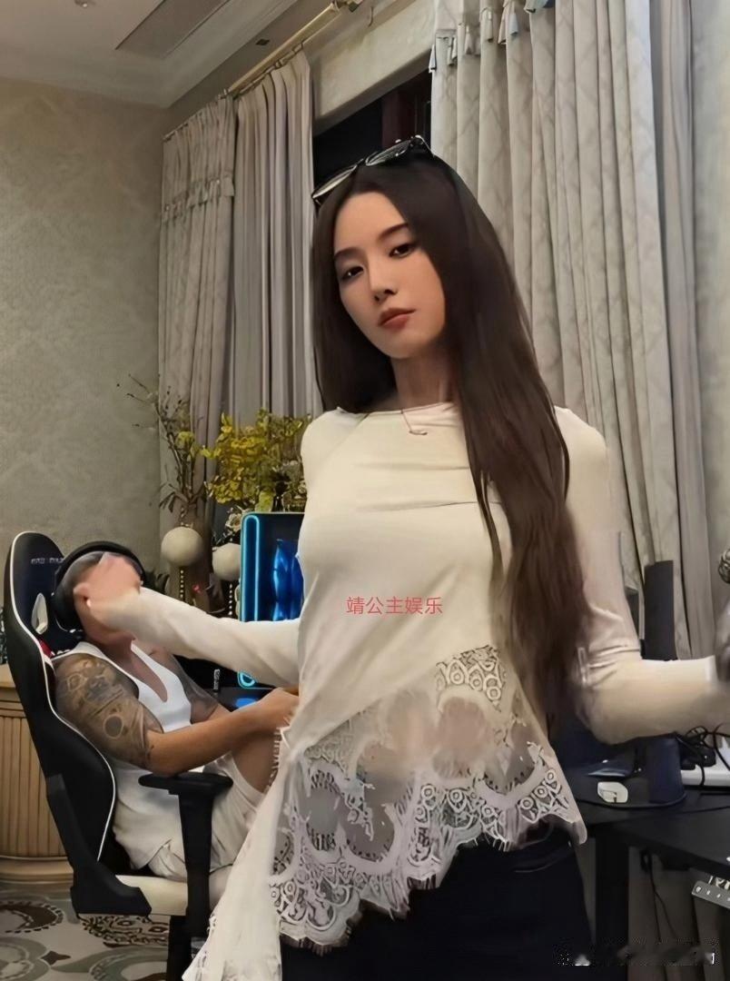 徐艺洋在家专心练舞，黄子韬在旁边转身看，宠溺地笑了。徐艺洋觉得被打扰，转身撒娇骂了几句，满脸不高兴。