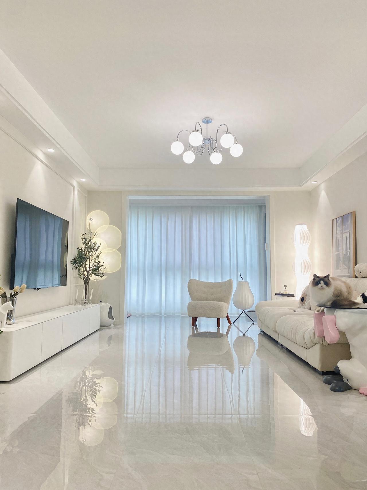 朋友家装修，最让她后悔的就是瓷砖。当初看样板间觉得深灰大气，结果住进去才发现：地