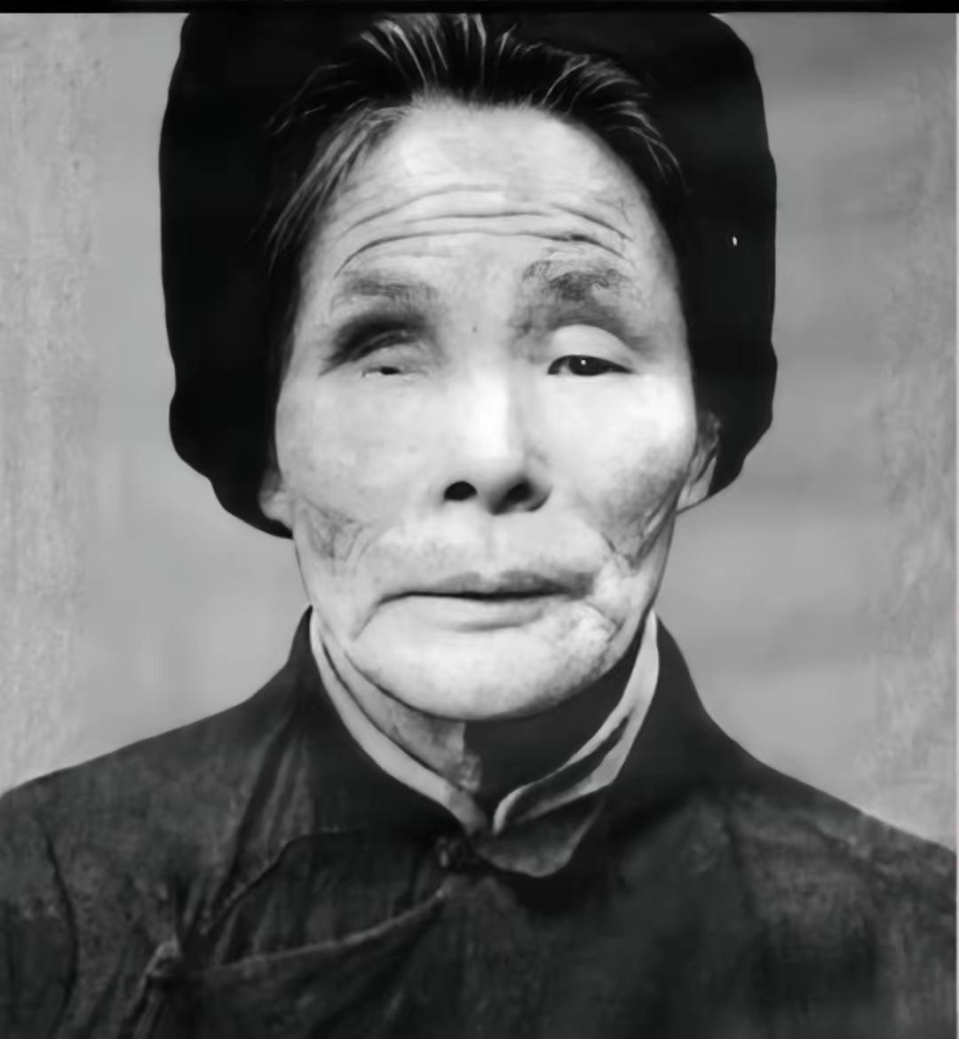 1934年，红军队伍路过河南，红二十五军的重伤员余占海落单被国民党抓住捆在大木桩