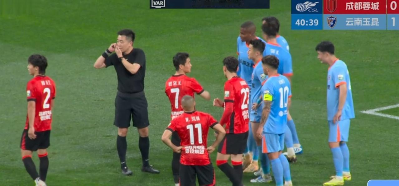 西南“折耳根德比”太精彩了，卡约抢点破门，云南玉昆率先打破僵局，云南玉昆暂时1比