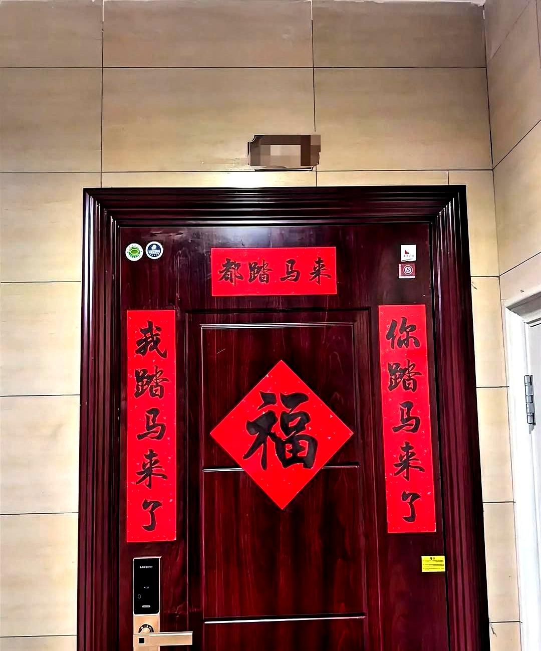 下楼扔个垃圾，差点让邻居家春联给我笑趴！这届网友真是在民间，贴个对联都能整出花