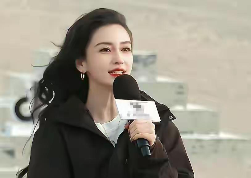 黄晓明或许也始料未及，香港火灾后杨颖低调捐款捐物，还深入灾区做义工，忙前忙后毫无