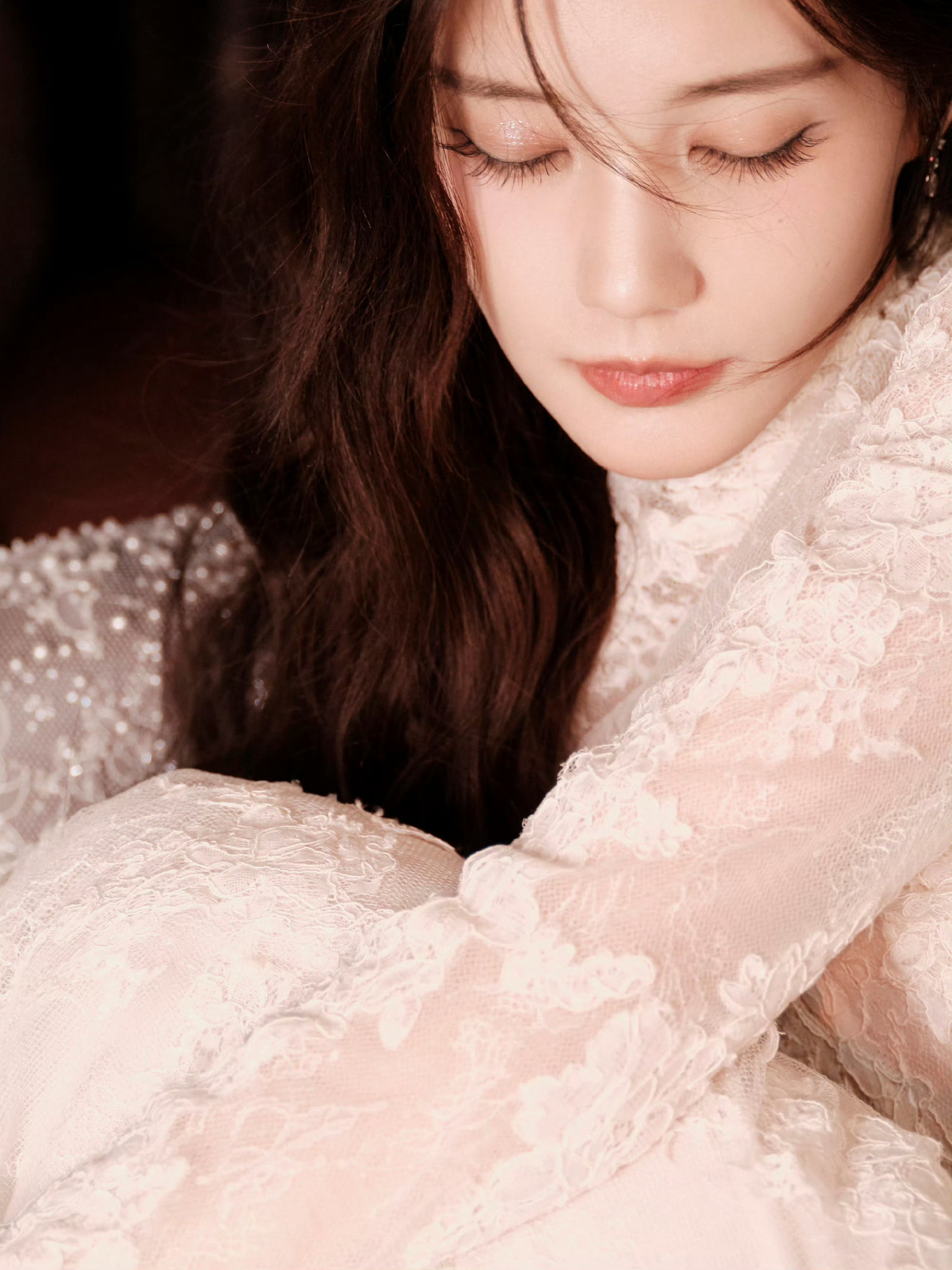 李一桐的颜值不用说，这套衣服把桐的身材曲线展现的非常到位！！