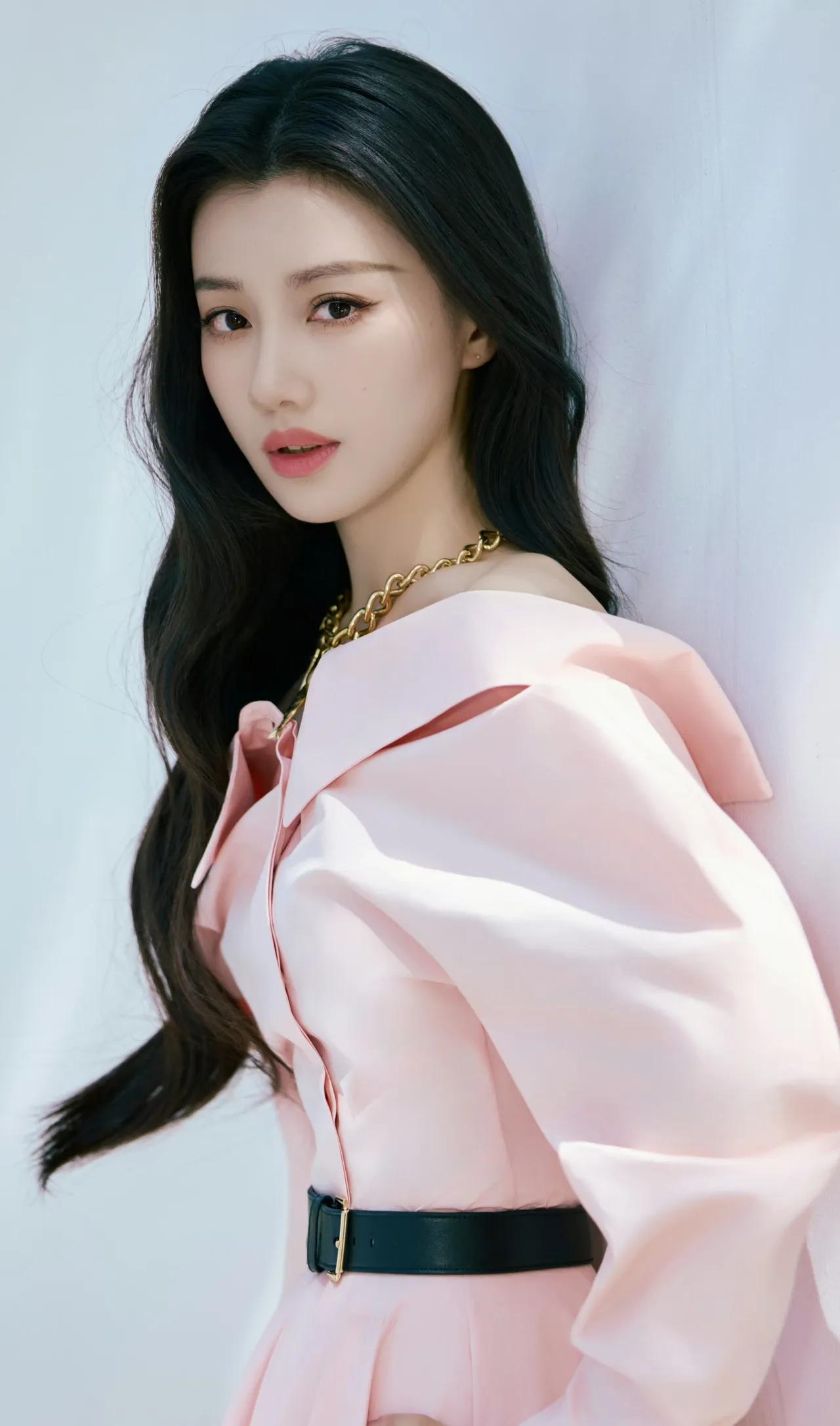 美女壁纸～王鹤润，浅粉色露肩长裙裹着春日的温柔，利落黑腰带平衡了甜意，黑长卷发在