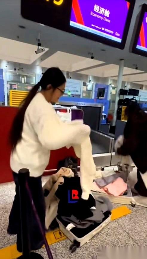 行李超重8公斤，要补500多块。俩姑娘对视一眼，没吵也没闹，直接就在机场柜台前