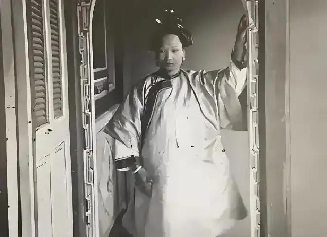 末代皇帝溥仪，九岁还在吃奶。紫禁城里的太监宫女私下议论纷纷，乳娘每次喂他都得把人支开。这不是传说，溥