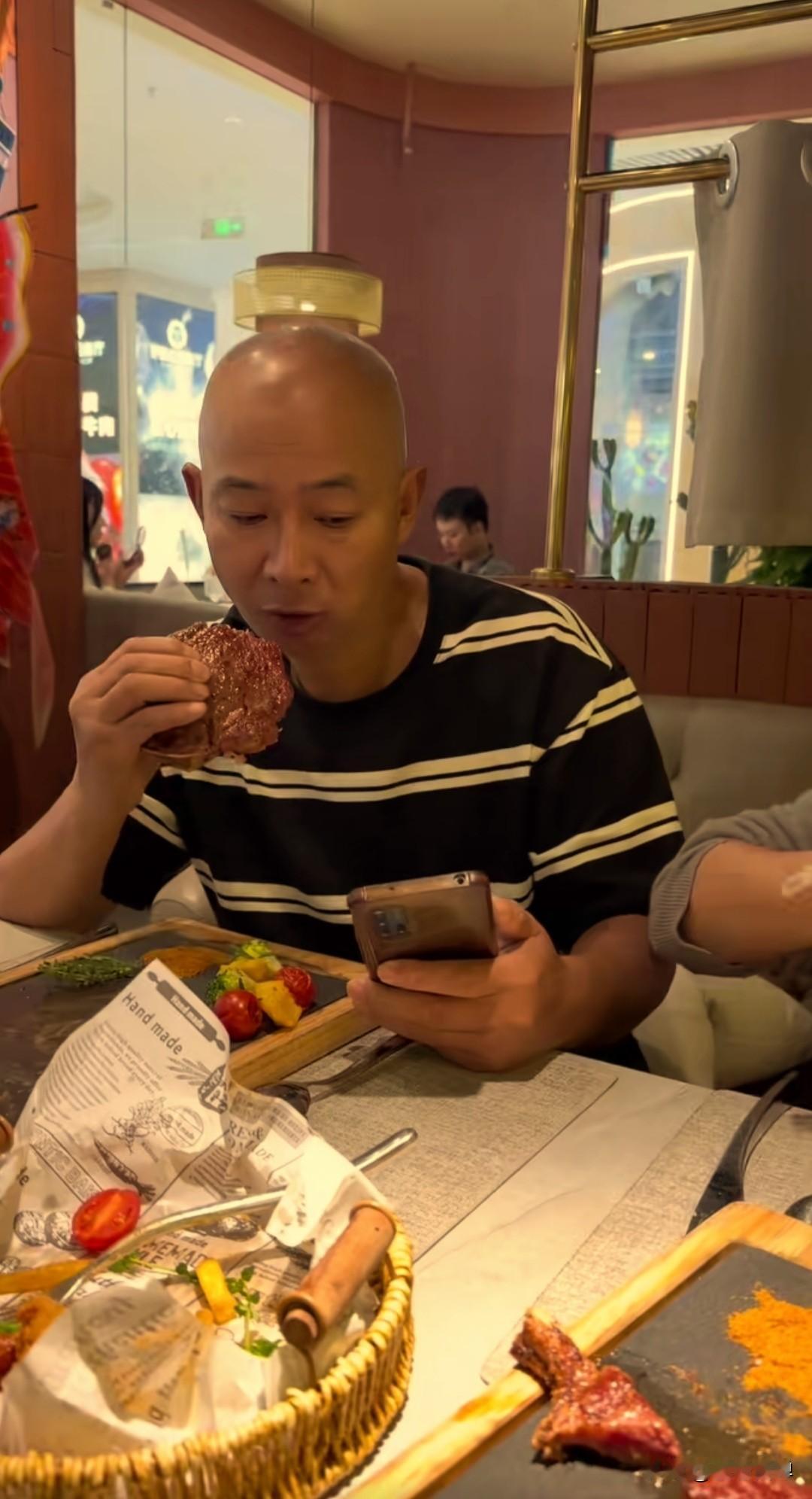 这种吃法完全正确，没必要刀叉的装，中国人就得有中国人的吃法，刚刷到一个视频，博主