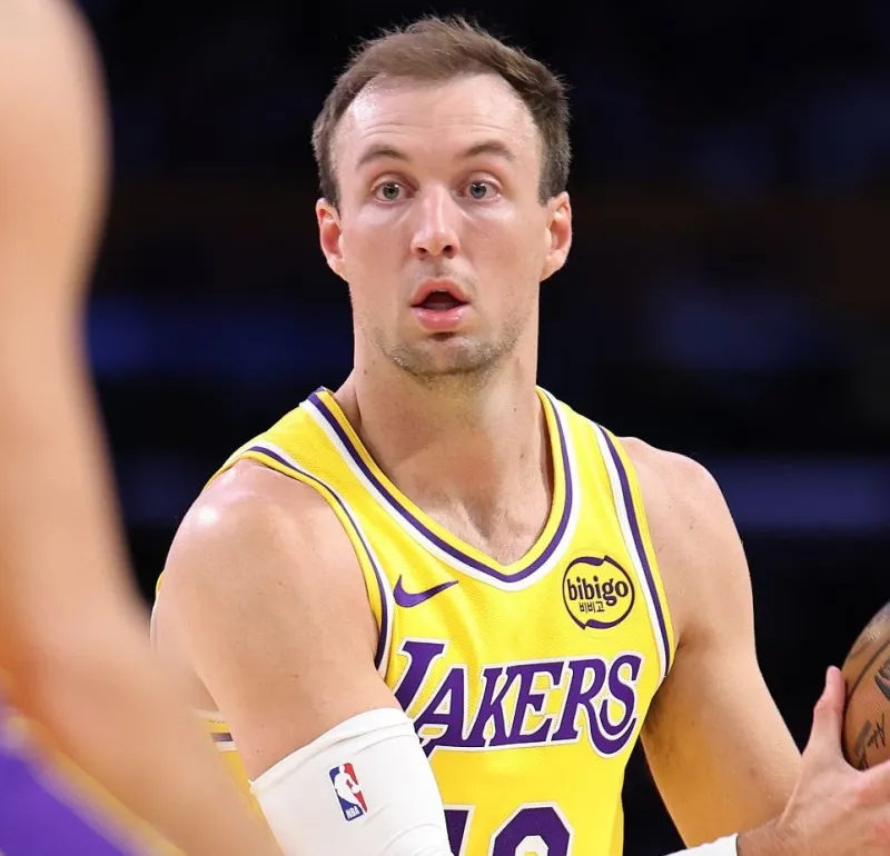 NBA常规赛湖人以101-73战胜太阳赛后，雷迪克谈到了近期担任首发控卫的肯