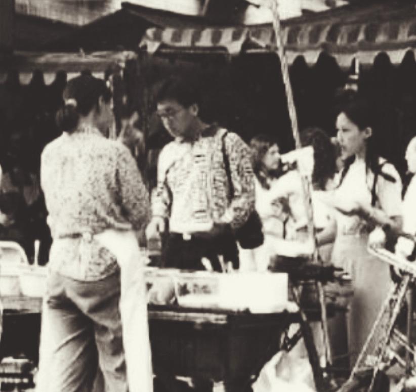上世纪90年代，在焦作街头，有一个骑着三轮车的女摊贩周小莉沿街叫卖小商品。来往的
