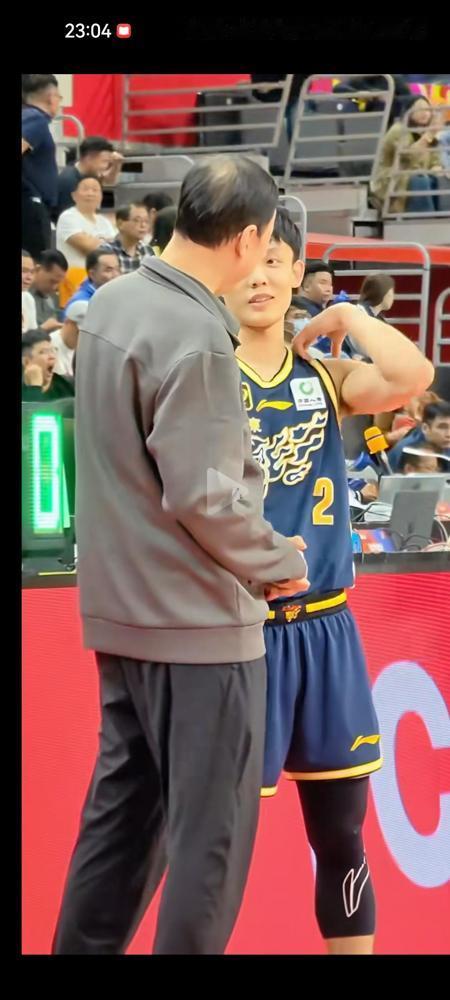 徐杰是个好球员，赛后和张德贵指导聊很久，懂得感恩不会差。刚刚结束的这场比赛，