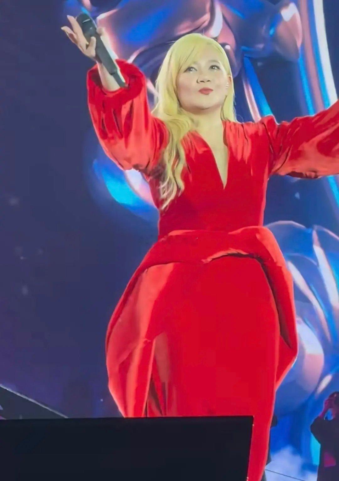 建议她去把张韶涵的造型师挖过来。